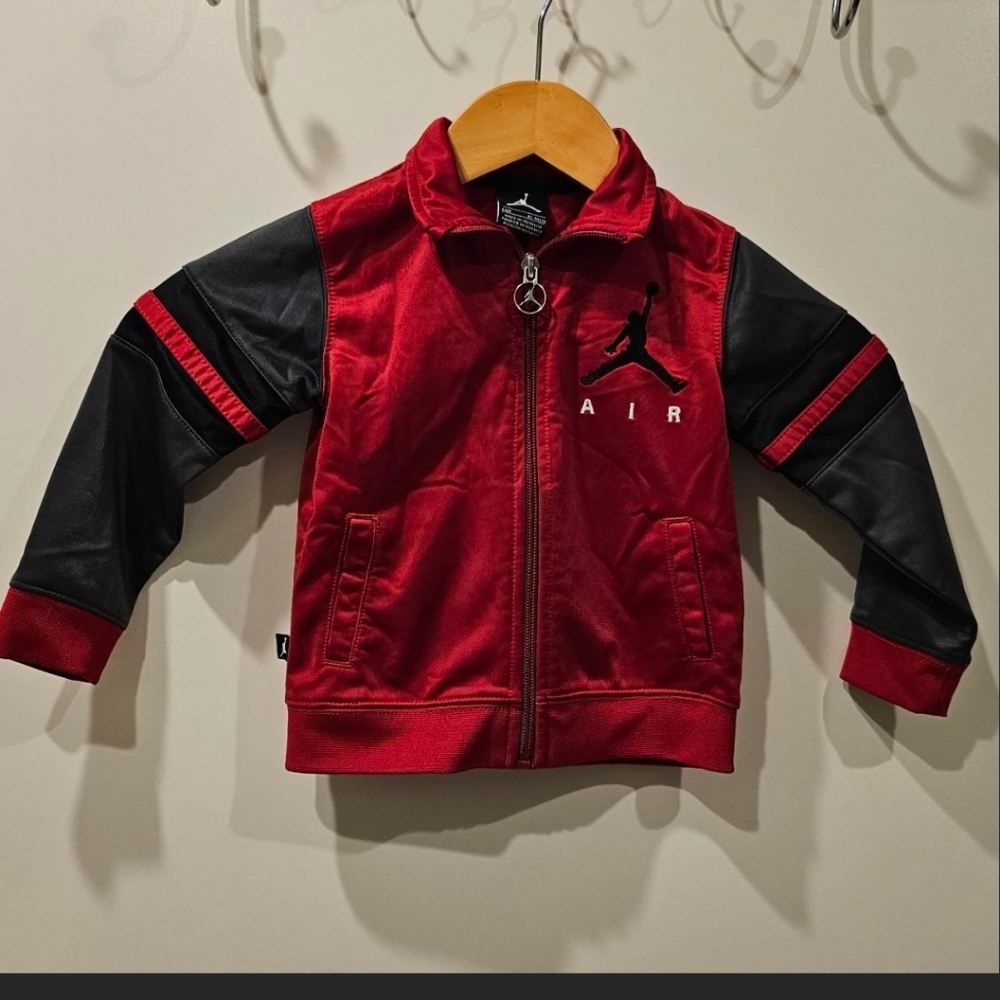 NIKE AIR JORDAN 24M KIDS RED & BLACK ZIP UP JACKET.
